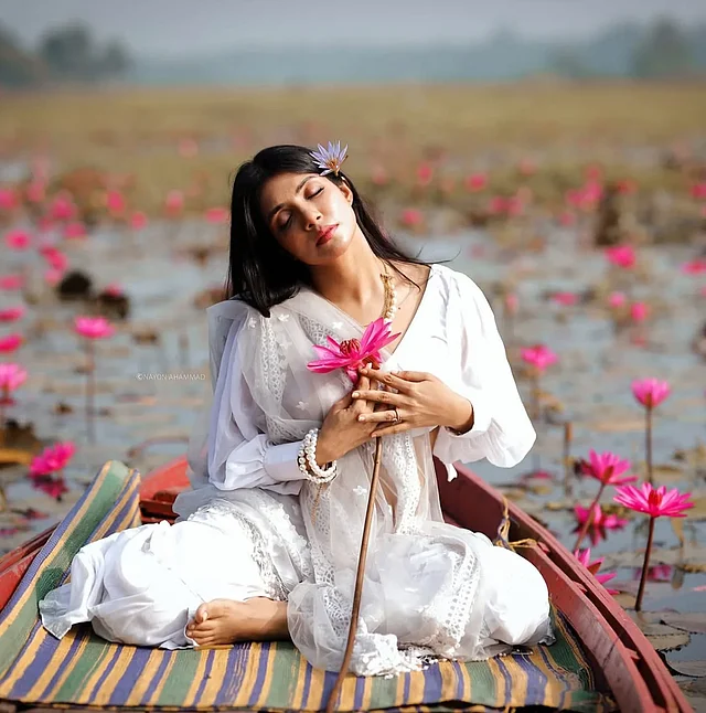 সাদা পোশাকে শাপলা বিলে নিমগ্ন সুন্দর নওশাবা