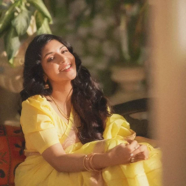 হলদে পাখির লুকে হলুদ শাড়িতে স্নিগ্ধতা ছড়াচ্ছেন তিনি