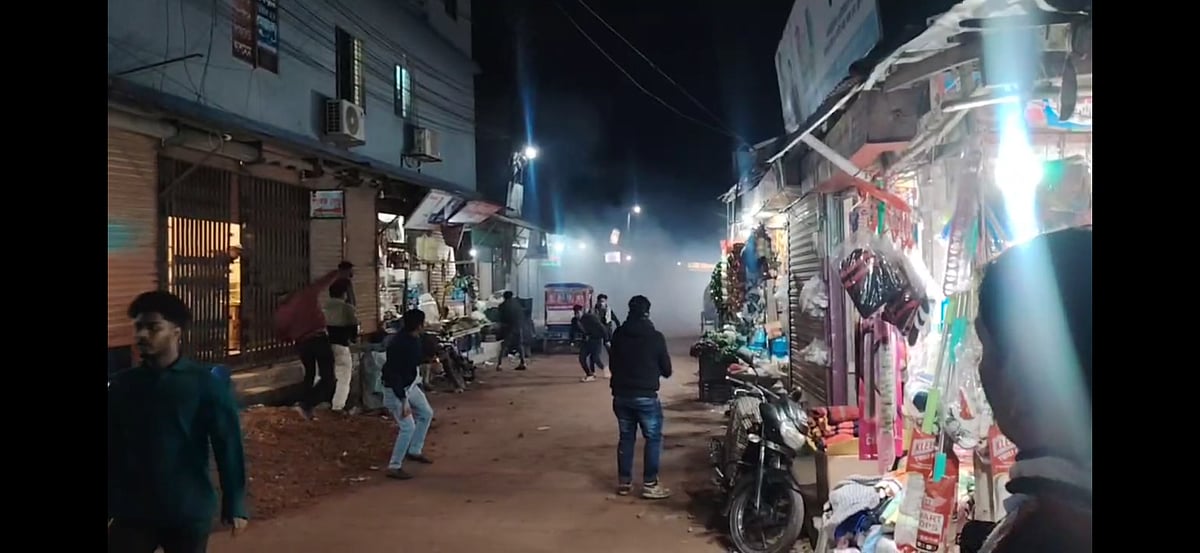 শরীয়তপুরে এনসিপি-ছাত্রদলের সংঘর্ষ, ককটেল বিস্ফোরণ, আটজন আহত