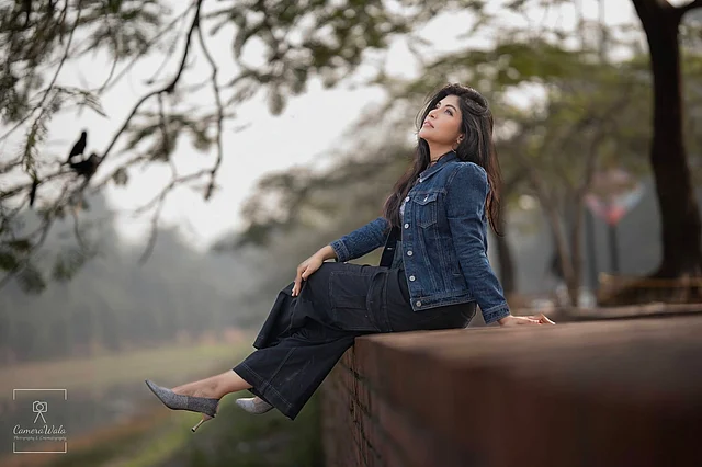 ডেনিম জ্যাকেট, কালো ট্রাউজার্স আর হিলসে স্টাইল স্টেটমেন্ট প্রকাশ করেছেন নিজের তিনি এখানে