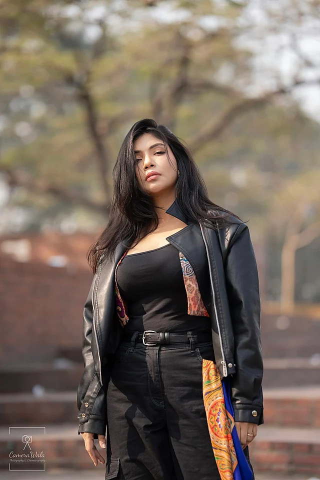 কালো টপ, লেদার জ্যাকেট আর কালো ট্রাউজার্সে স্টাইলিশ লুকে দেখা যাচ্ছে এই অভিনেত্রীকে