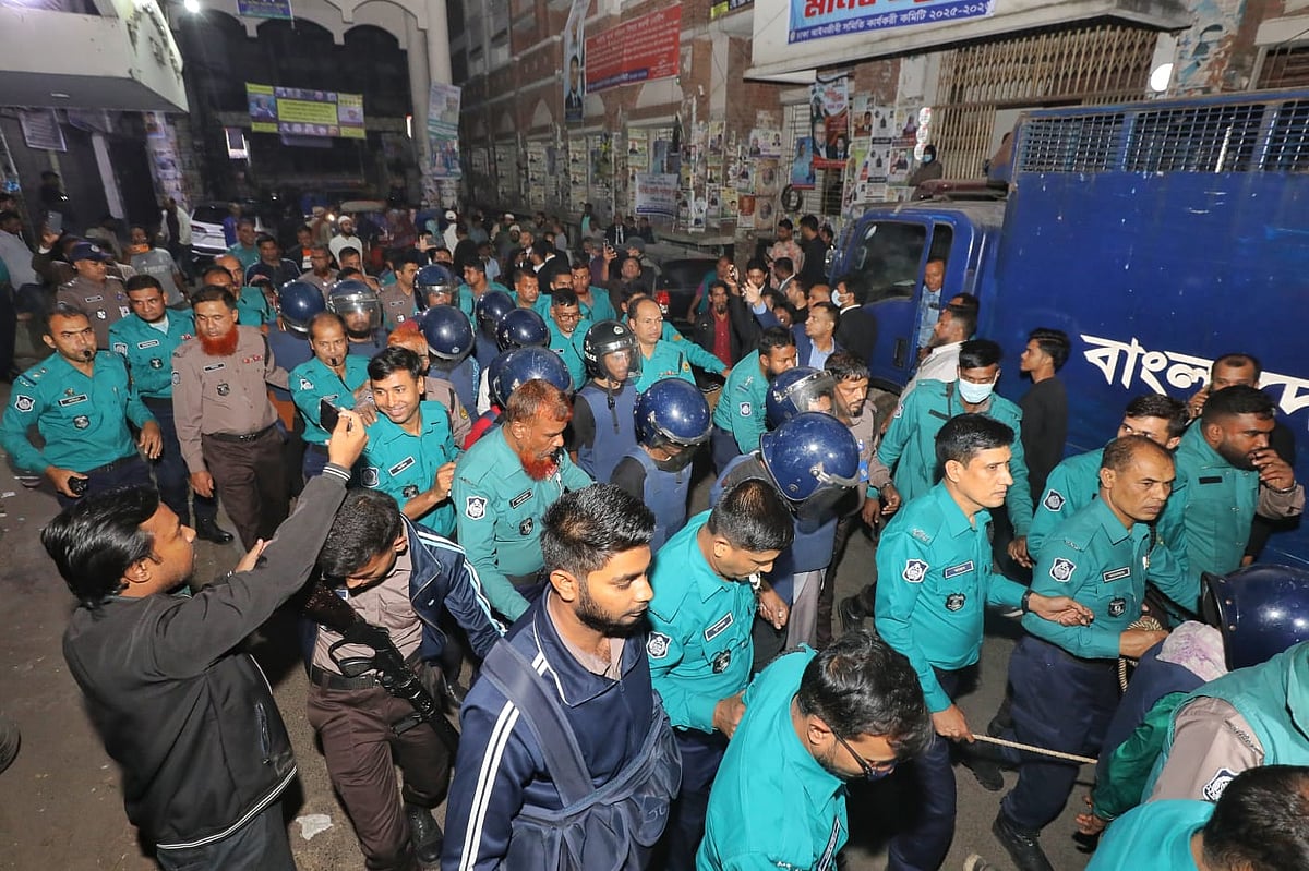 প্রথম আলো কার্যালয়ে হামলা ও আগুনের ঘটনায় ১৫ আসামি কারাগারে