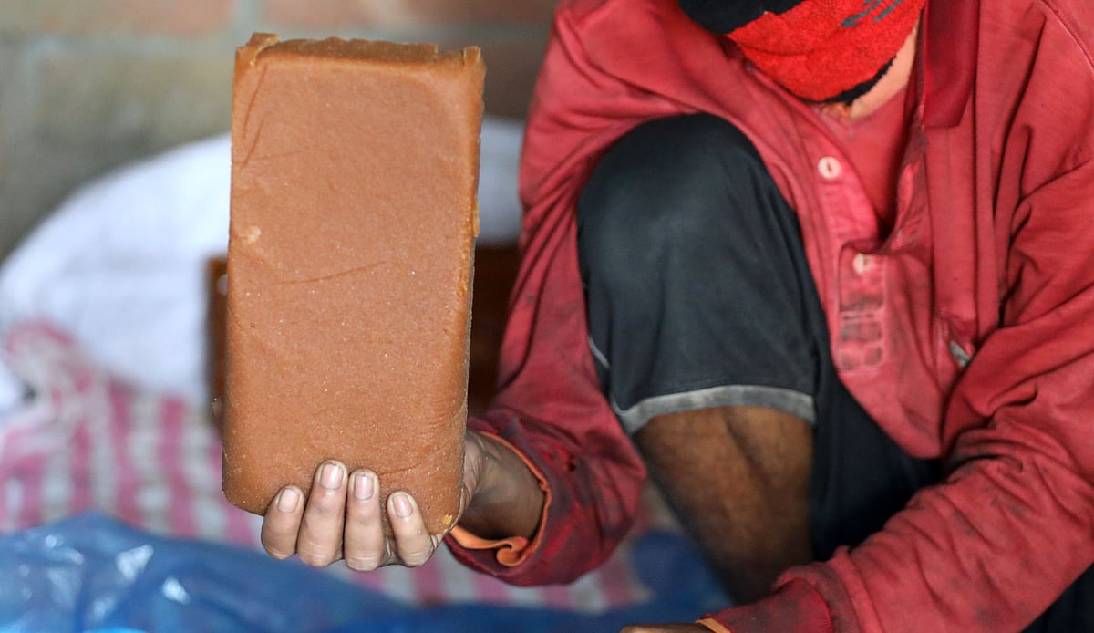 ফিকে হচ্ছে গুড়ের মিষ্টি ঘ্রাণ