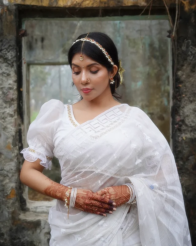 পাফড স্লিভসের ব্লাউজের সঙ্গে ম্যাচিং সাদা শাড়িতে সেমি ব্রাইডাল লুকে নওশাবা যেন চোখ জুড়াচ্ছেন 