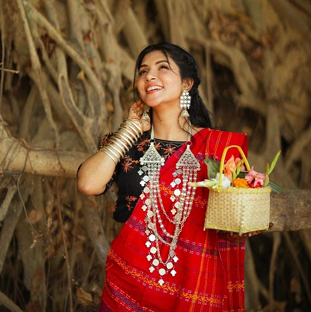পিনন-হাদি আর ট্র্যাডিশনাল পাহাড়ি গয়নার অনবদ্য লুকে চার্ম ছড়াচ্ছেন নওশাবা