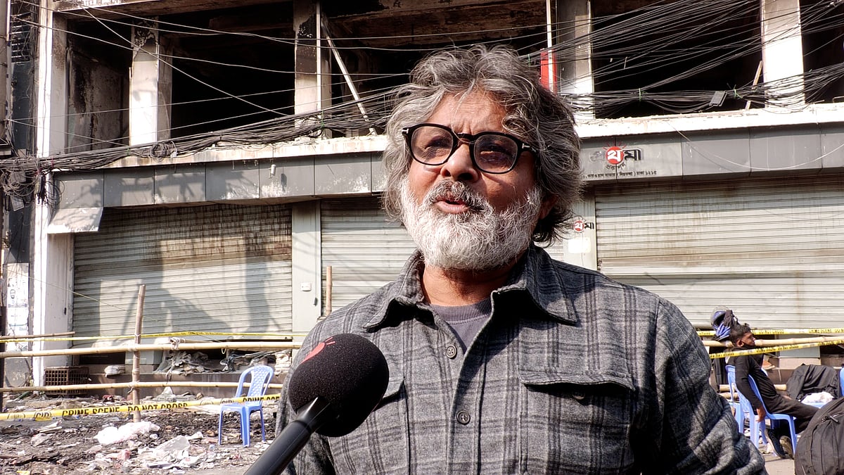 হামলায় ক্ষতিগ্রস্ত প্রথম আলো কার্যালয়ে নির্মাতা গিয়াস উদ্দিন সেলিম