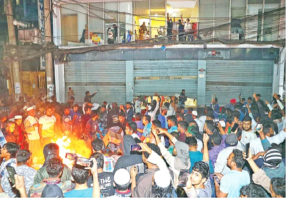 জ্বলছে ফাইলপত্র ও আসবাব। ভবনের দোতলায় ভাঙচুর–লুটপাট, নিচে জটলা করে উল্লাস।