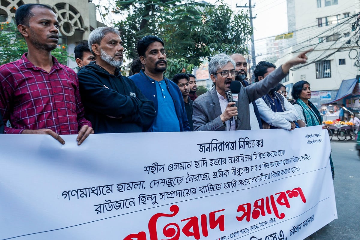 প্রথম আলো ও দ্য ডেইলি স্টারে হামলার দায় সরকারকে নিতে হবে