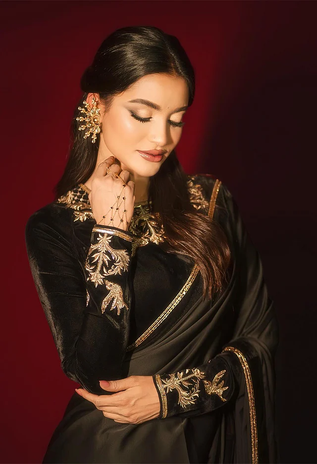 সোনালি কারুকাজ করা শাড়ি-ব্লাউজের সঙ্গে মিল রেখে সিক্স ইয়ার্ডস স্টোরির আউট অব দ্য বক্স স্টেটমেন্ট পিস দেখা যাচ্ছে কানে আর হাতে