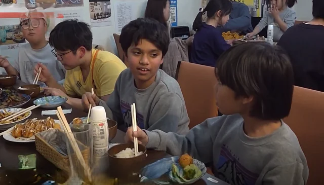 আহমেদের নিজের দুই ছেলেও যোগ দেয় এই আনন্দময় ভোজে