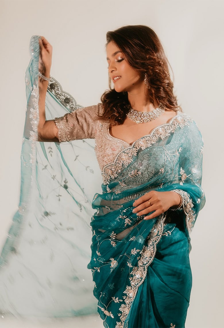 গ্ল্যামারাস সাদিয়ার টিল শাড়ির জাদু