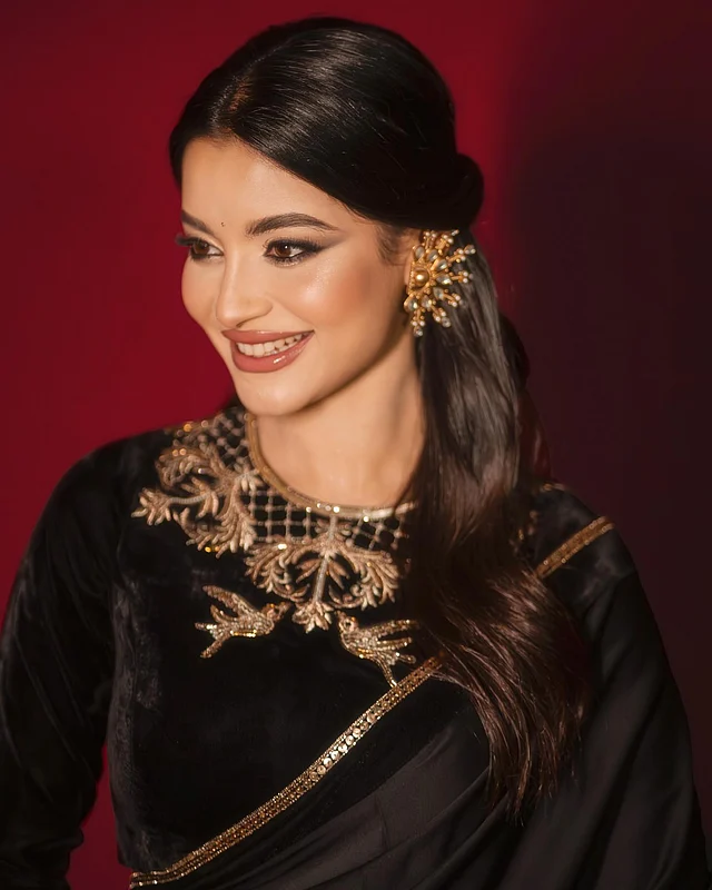 গ্লসি ন্যুড গোলাপি লিপস আর মায়াময় টানা চোখের সাজের সঙ্গে ব্রঞ্জ ব্লাশ আর সফট গ্ল্যাম ফিনিশের মেকওভারে মোহনীয় লাগছে তুষিকে