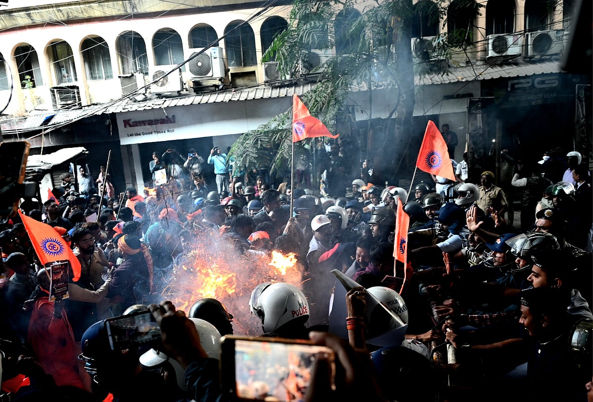 কলকাতায়ও বাংলাদেশ উপদূতাবাসের বাইরে বিক্ষোভ, ভাঙল ব্যারিকেড