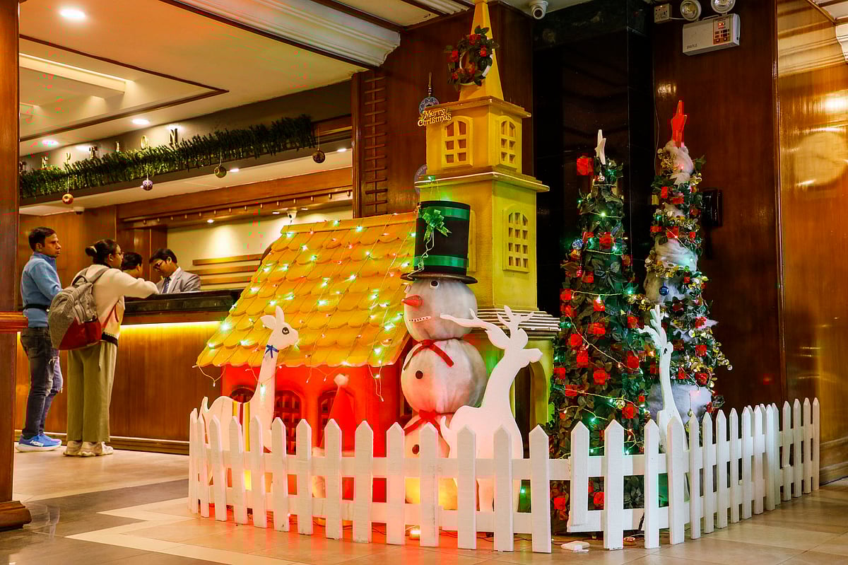 হোটেল আগ্রাবাদের লবিতে বড়দিনের সাজসজ্জা 
