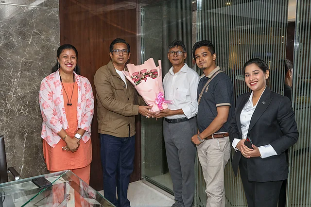 হাল ফ্যাশনের পক্ষ থেকে শুভেচ্ছা জানানো হচ্ছে রেনেসন্স ঢাকা গুলশান হোটেলের বাংলাদেশি জেনারেল ম্যানেজারের মো. আল আমিনকে 