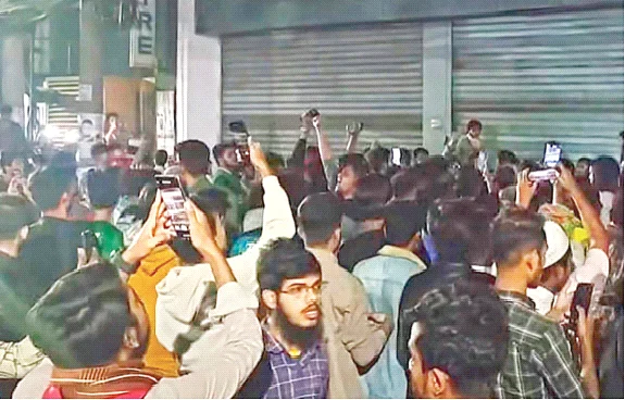 ভাঙচুরে যোগ দেওয়া একটি দল। 