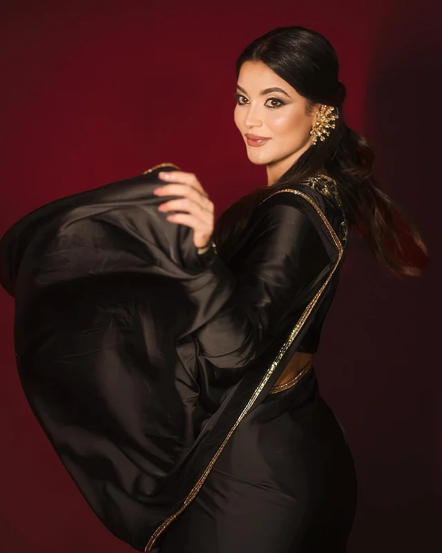 কিছুটা বেঁধে রেখে বাকিটা ছেড়ে দেওয়া হেয়ারস্টাইলটিও খুব মানিয়েছে পুরো লুকের সঙ্গে