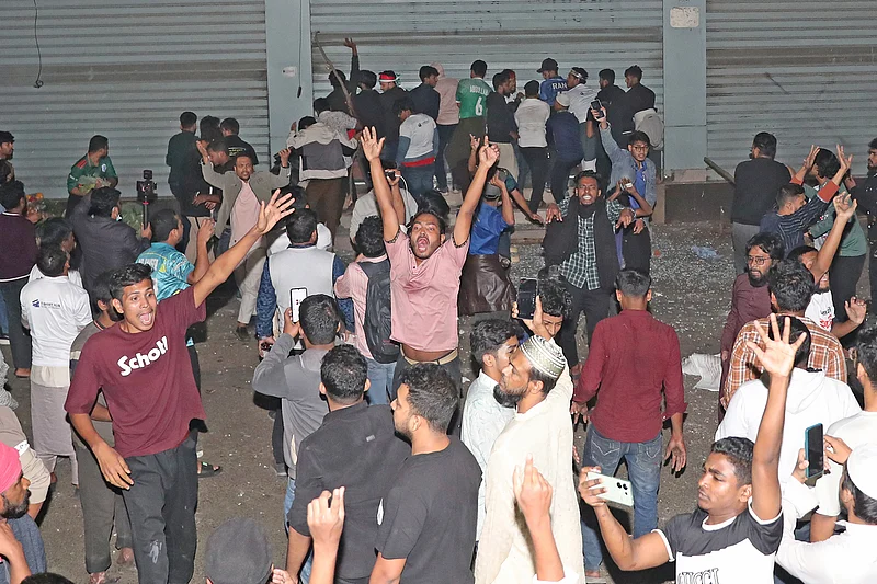 মব সৃষ্টি করে প্রথম আলো কার্যালয়ের শাটারে ভাঙচুর শুরু করে সন্ত্রাসীরা। 