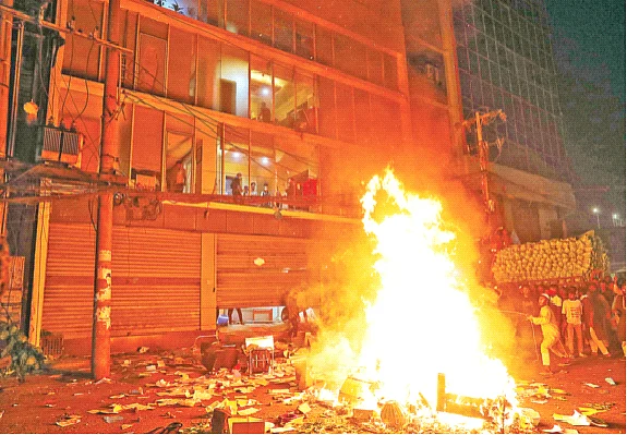 ভবন থেকে মূল্যবান ফাইল, কাগজ, আসবাব, ইলেকট্রনিক যন্ত্রপাতি, সিসিটিভি ক্যামেরা জড়ো করে তাতে আগুন দেয় সন্ত্রাসীরা। 