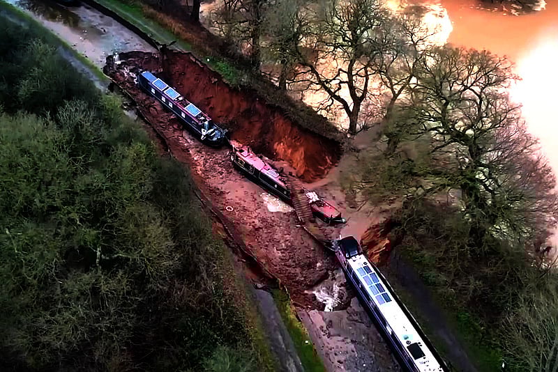 ইংল্যান্ডে খালের ভেতরে ভয়াবহ ধস, মুহূর্তে তলিয়ে গেল নৌকা