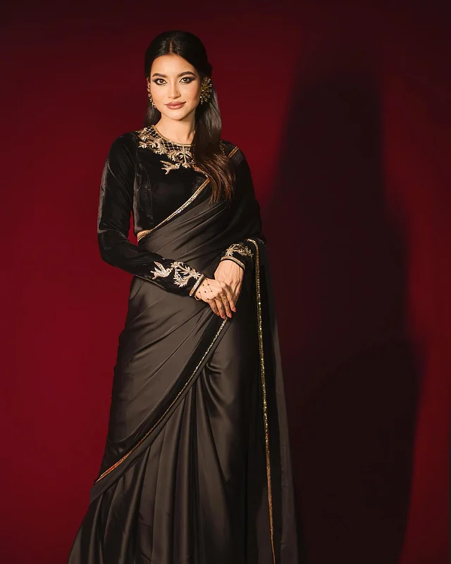 কালোতে একটু বেশিই সুন্দর লাগে নাজিফা তুষিকে। এখানে পরেছেন কালো স্যাটিন শাড়ি আর ম্যাচিং ফুলস্লিভ ভেলভেট ব্লাউজ