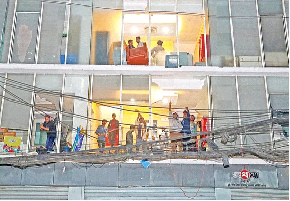 দফায় দফায় চলে লুটপাট–ভাঙচুর।