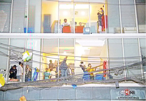 সন্ত্রাসী হামলার পর প্রথম আলো ভবনের দোতলা ও তিনতলায় ভাঙচুর–লুটপাট। 