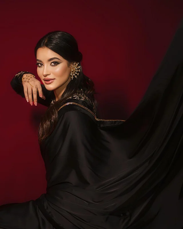 স্যাটিনের আভিজাত্যে শাড়ির লাশ্চার নজর কাড়ছে