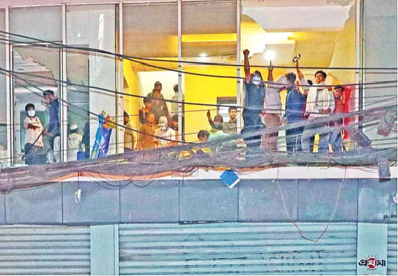 লুটপাটে আরেকটি দল। অন্যদেরও ভেতরে আসতে হাঁকডাক। ভবনের দ্বিতীয় তলায়। 