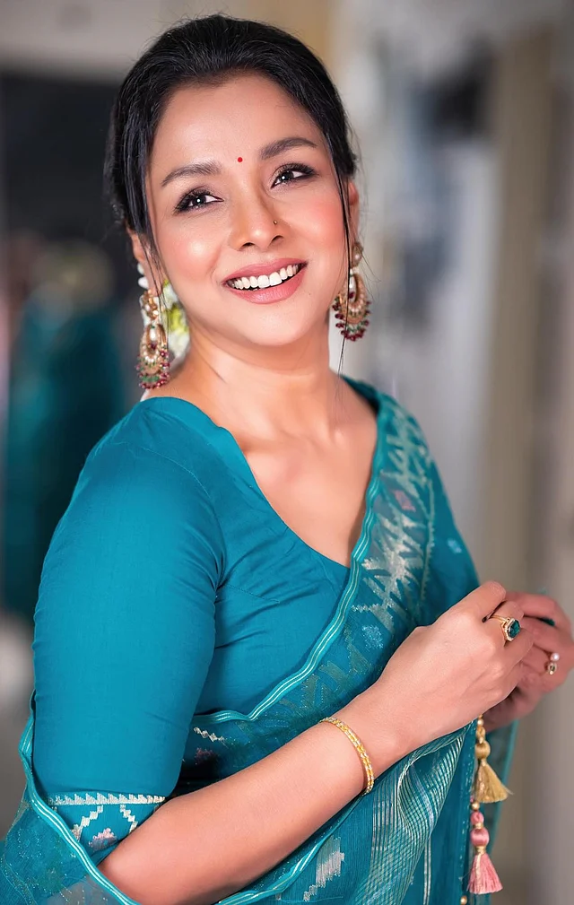 ছোট লাল টিপ, ন্যুড গোলাপি লিপকালার আর হালকা সাজে মোহনীয় রুনা। সাজ সেরেছেন নিজেই। 