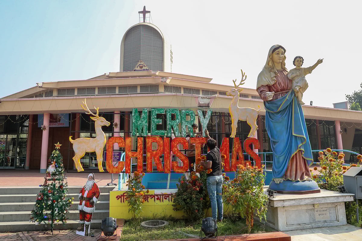 ভালোবাসা ও শান্তির বার্তা দিতে রঙিন সাজে সেজেছে রাজধানীর গির্জাগুলো