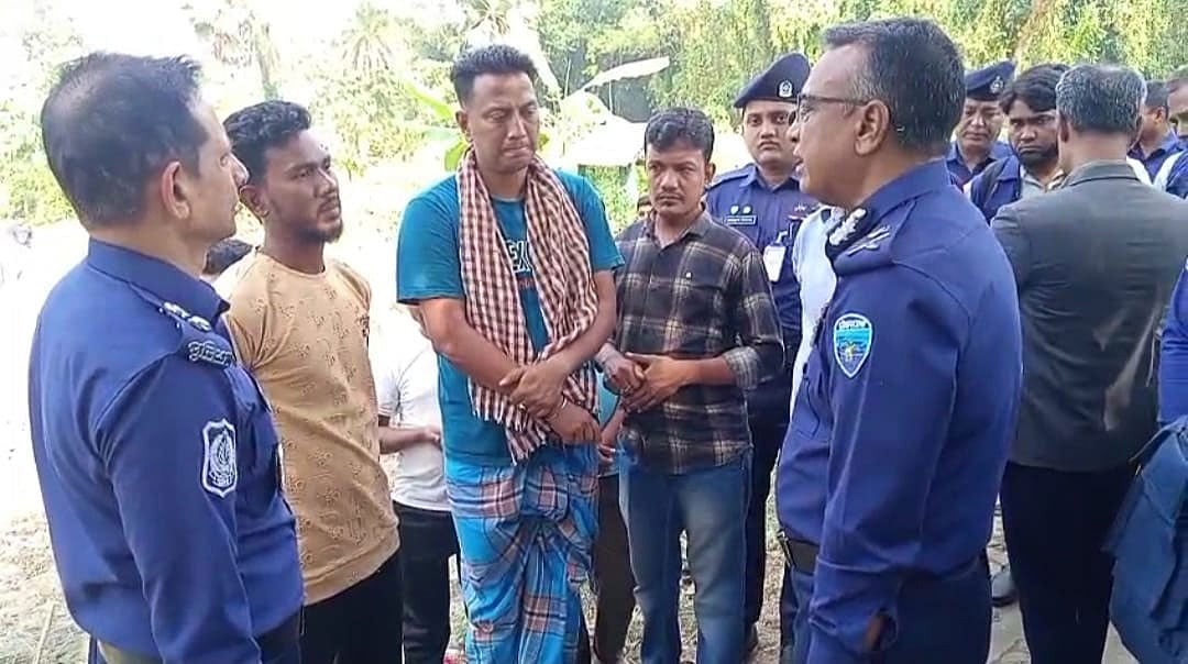 দরজা আটকে আগুন: আসামি শনাক্তে 
৫০ হাজার টাকা পুরস্কার ঘোষণা ডিআইজির