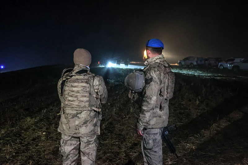 দুর্ঘটনাস্থলে পাহারায় তুরস্কের দুই সেনা 