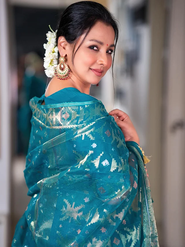 সোনালি নকশার বুননে গোলাপির ছোঁয়া দেখা যাচ্ছে চোখজুড়ানো শেডের এই জামদানিতে