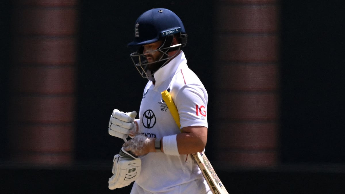 মদ্যপ হয়ে হোটেলে ফেরার পথ খুঁজে পাচ্ছেন না ডাকেট, ছড়িয়েছে ভিডিও