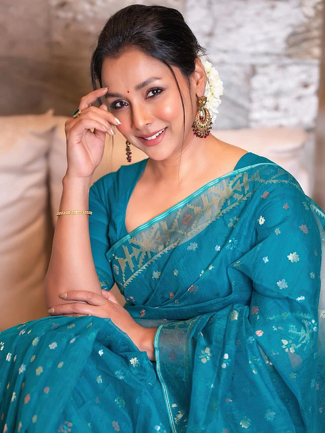 ক্ল্যাসিক ড্রেপেই জড়িয়েছেন রুনা এই ট্র্যাডিশনাল বিস্ময়বস্ত্র