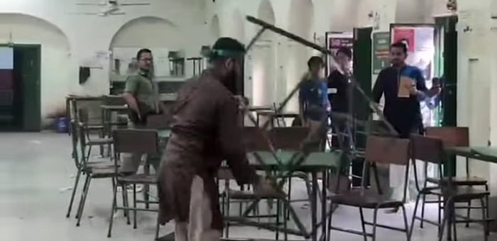 বিদ্রোহী কবিতা বলে ঢাকা বিশ্ববিদ্যালয়ের মধুর ক্যানটিনে ভাঙচুর