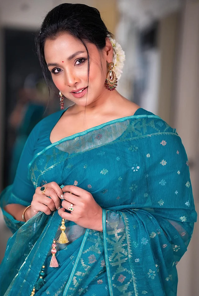 শাড়িটির নকশা ঠিক রেখে আঁচলে ট্যাসেলের সংযুক্তি নজর কাড়ছে