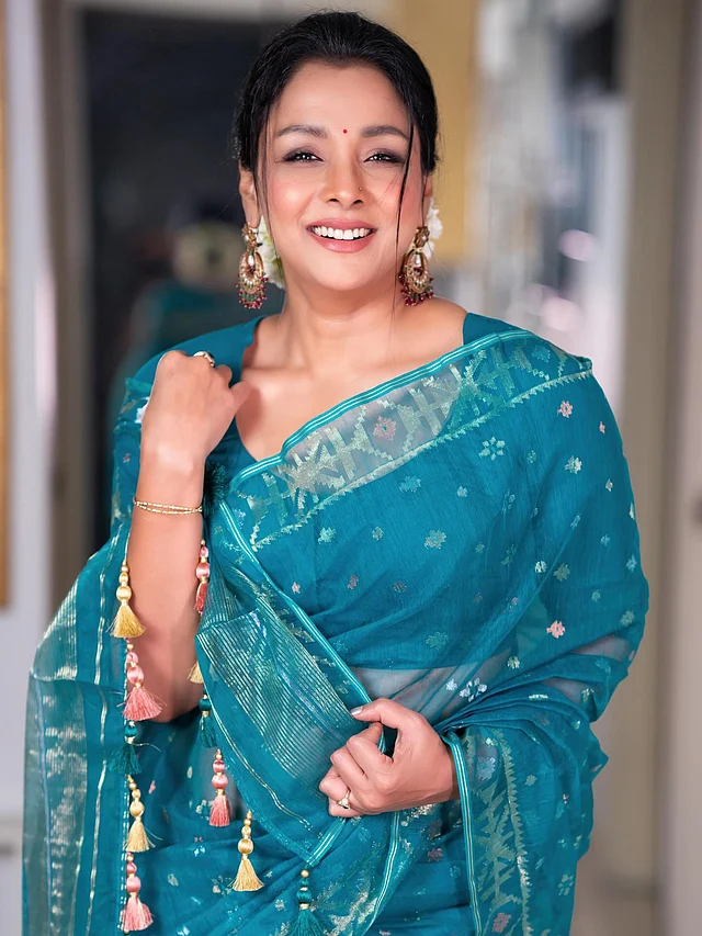 সব মিলিয়ে চিরচেনা হাসিতে চোখ জুড়াচ্ছেন তিনি এই জামদানির লুকে, বলতেই হয়