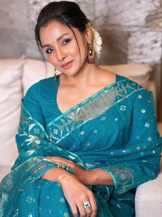 ন্যাচারাল সৌন্দর্যে উদ্ভাসিত এই জামদানি-লাভার অভিনেত্রীর ছিমছাম আপডু হেয়ারস্টাইলে খুব মানিয়েছে দুই পাশের স্ট্র্যান্ডস ও সাদা ফুল। 