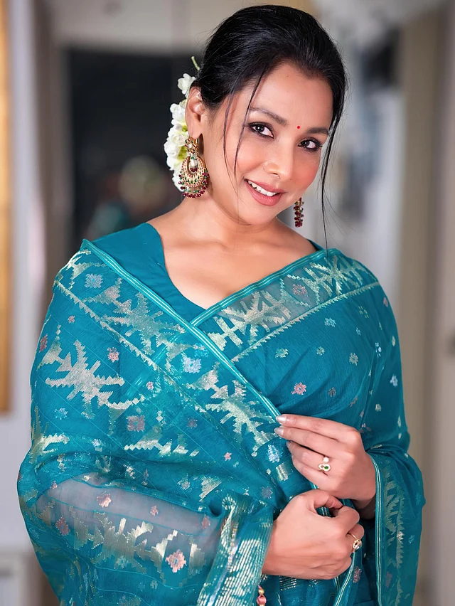 সমুদ্র-নীল জামদানিতে অত্যন্ত রিফ্রেশিং লাগছে রুনা খানকে