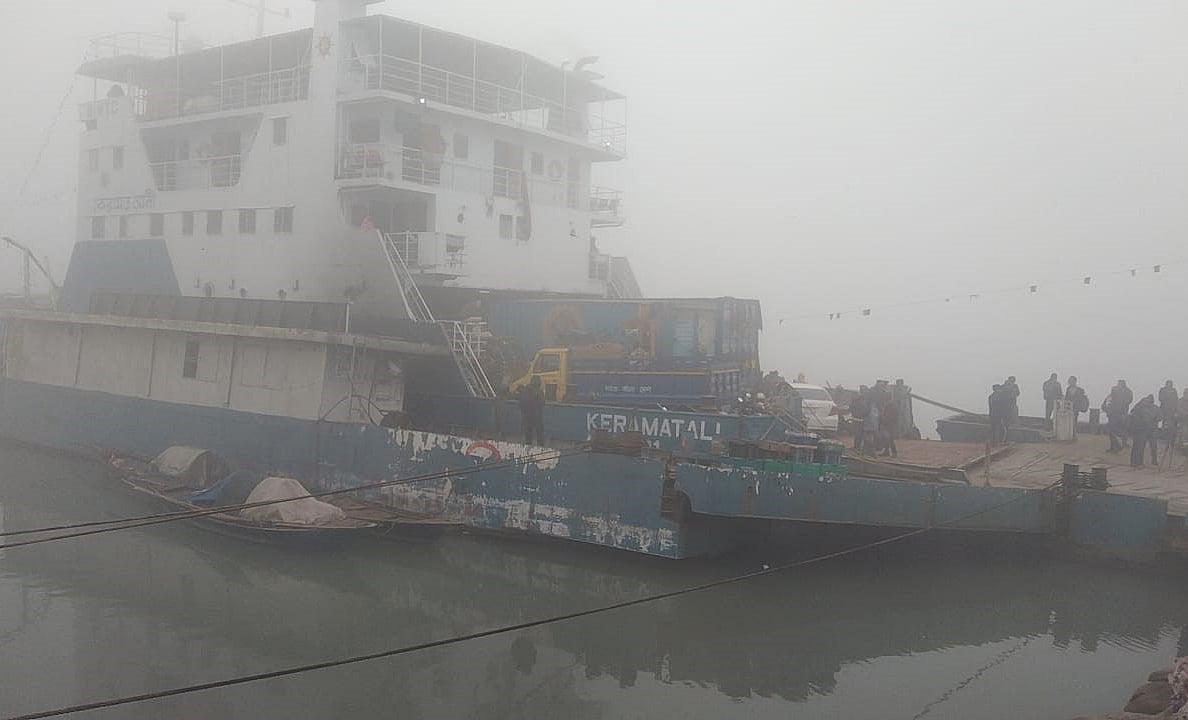 ঘন কুয়াশায় পাটুরিয়া-দৌলতদিয়া ও আরিচা-কাজীরহাট নৌপথে ফেরি বন্ধ