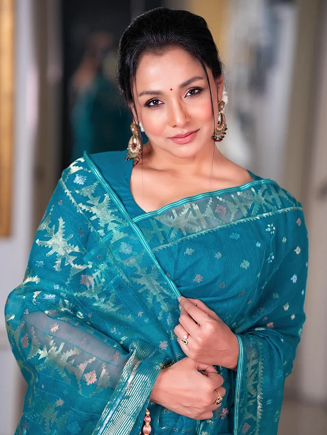 অ্যান্টিক ফিনিশের ঝোলানো দুল আর আংটি পরেছেন রুনা এই লুকে