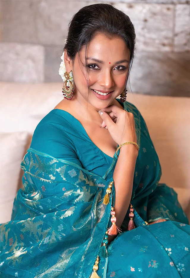 দারুণ ফিটিংয়ের ম্যাচিং ব্লাউজের পরিমিত আবেদনে বেড়েছে আকর্ষণ