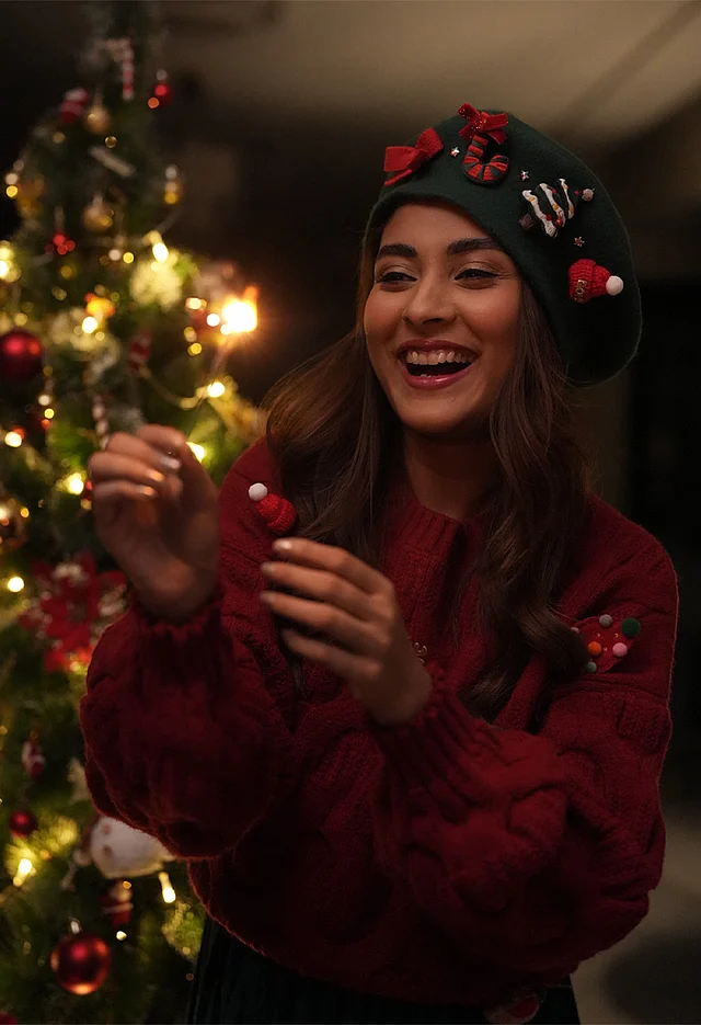 পুরোপুরি ক্রিসমাসের সাজপোশাকেই ক্রিসমাস ট্রি সাজাচ্ছেন এই অভিনেত্রী