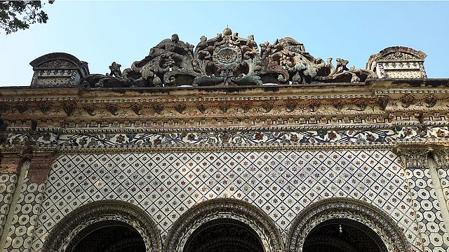 ভবনের শীর্ষে পরির মূর্তি