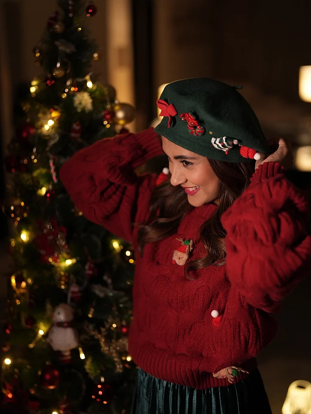 সবুজ ক্যাপে ক্রিসমাস থিমের নানা মোটিফ এমবেলিশ করা