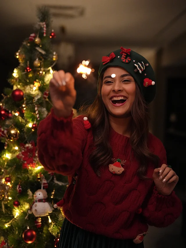 বড়দিনের খুশি চোখেমুখে উচ্ছসিত মেহজাবীনকে অত্যন্ত কিউট লাগছে পুরো সাজপোশাক মিলিয়ে