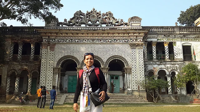 পরীর দালানের সামনে লেখক