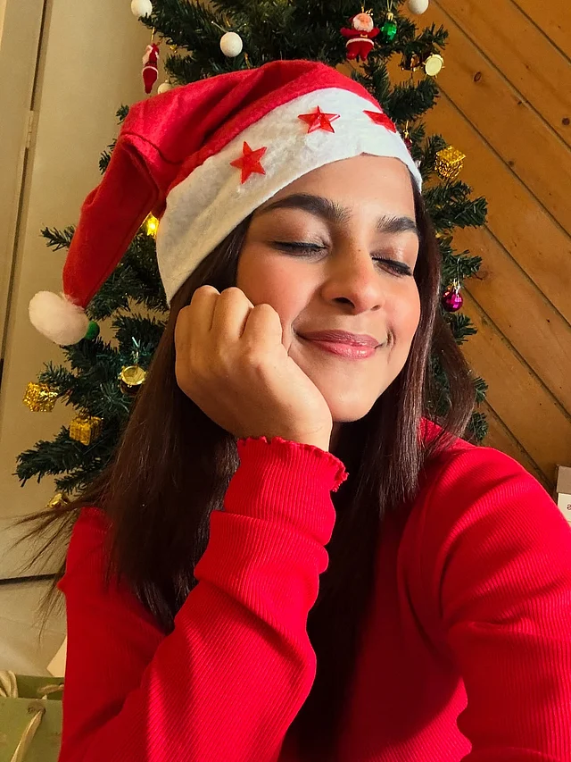 সান্টার টুপি আর লাল সোয়েটারে ক্রিসমাসের পুরো আমেজে সাদিয়া আয়মান